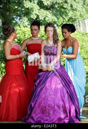 Amici in posa per fotografie a una prom teenage party in 2013 Foto Stock