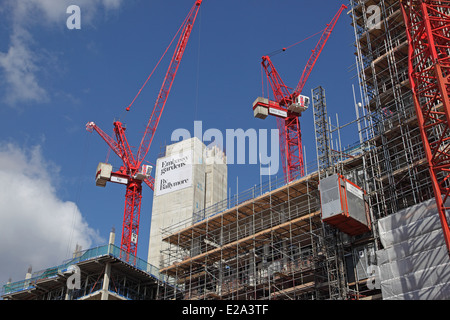 Gru a torre dell'Ambasciata Giardini sviluppo residenziale in Vauxhall, Londra Foto Stock