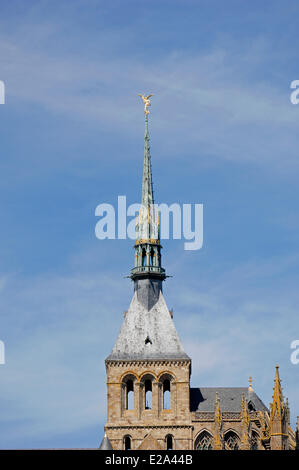 Francia, Manche, Mont Saint Michel sono classificati come patrimonio mondiale dall'UNESCO, la statua di San Michele Arcangelo in cima al Foto Stock