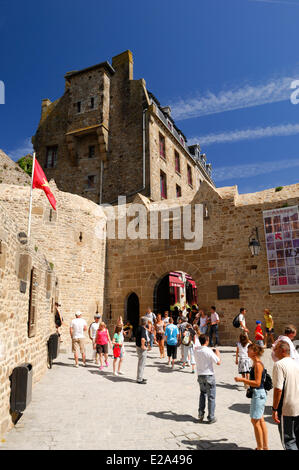 Francia, Manche, Mont Saint Michel sono classificati come patrimonio mondiale dall'UNESCO, i visitatori in attesa al di fuori del cancello di ingresso principale Foto Stock