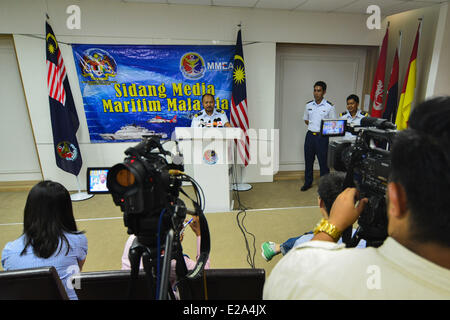 Port Klang, Malaysia. Il 18 giugno, 2014. Mohamad Hambali Yaakup, testa del Port Klang ufficio del Malaysian Maritime Enforcement Agency, parla nel corso di una conferenza stampa a Port Klang, Malesia, 18 giugno 2014. Come di 13:45 del pomeriggio ora locale su Mercoledì, 35 persone erano ancora mancante dopo che una barca con 97 stranieri affondò vicino Sungai Air Hitam al largo della costa occidentale della Malesia. Credito: Xinhua/Alamy Live News Foto Stock