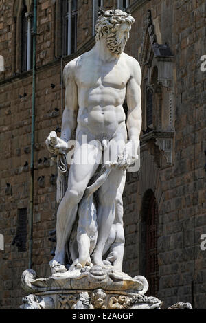 L'Italia, Toscana, Firenze, centro storico elencati come patrimonio mondiale dall' UNESCO, piazza della Signoria, la fontana del Nettuno Foto Stock