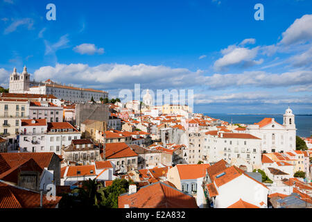 Il Portogallo, Lisbona, vista sui tetti del quartiere di Alfama e il fiume Tage dalla terrazza del Largo das Portas do Sol Foto Stock