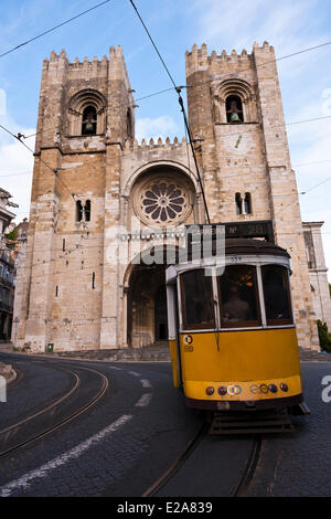 Il Portogallo, Lisbona, il quartiere di Alfama, la fermata del tram è il più comodo dei mezzi di trasporto, la linea 28 nella parte anteriore del Foto Stock