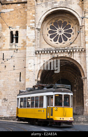 Il Portogallo, Lisbona, il quartiere di Alfama, la fermata del tram è il più comodo dei mezzi di trasporto, la linea 28 nella parte anteriore del Foto Stock