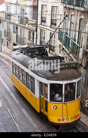 Il Portogallo, Lisbona, la fermata del tram è il più comodo dei mezzi di trasporto Foto Stock