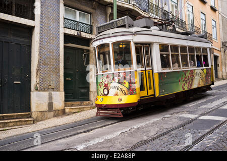 Il Portogallo, Lisbona, il quartiere di Alfama, la fermata del tram è il più comodo dei mezzi di trasporto Foto Stock