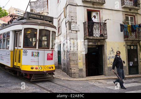 Il Portogallo, Lisbona, Mouraria district, la fermata del tram è il più comodo dei mezzi di trasporto Foto Stock