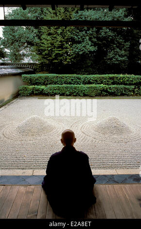Giappone, isola di Honshu, Kinki Regione, Kyoto, elencato come patrimonio mondiale dall UNESCO, Daisen-nel tempio, il monaco buddista meditando Foto Stock