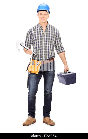 A piena lunghezza Ritratto di un ingegnere in possesso di una cassetta degli attrezzi e degli appunti Foto Stock