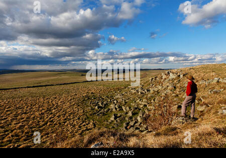 Francia, Lozère, Aubrac altopiano, escursionista vicino al lago di San Andeol sulla rotta di Compostela Foto Stock