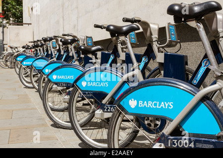 Barclays Cycle Hire,cycle hire scheme, alias Boris bikes schierate al docking station di Londra, Inghilterra, Regno Unito Foto Stock