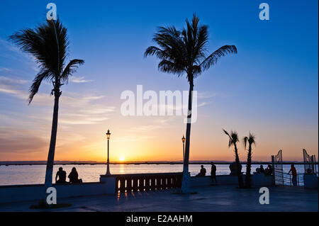 Messico, Baja California Sur stato, La Paz, il Malecon (waterfront street) al tramonto Foto Stock