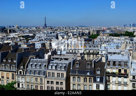 Francia, Parigi, tetti e la Torre Eiffel sullo sfondo visto dalla cima del Centre Pompidou o Beaubourg, degli architetti Foto Stock