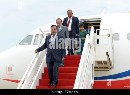 Phnom Penh Cambogia. Il 18 giugno, 2014. Primo ministro cambogiano Hun Sen (anteriore) passeggiate fuori da un piano in Phnom Penh Cambogia, 18 giugno 2014. Primo ministro cambogiano Hun Sen non era malato durante la sua storica visita di tre giorni in Bangladesh, un alto funzionario governativo ha detto Mercoledì. © Sovannara/Xinhua/Alamy Live News Foto Stock