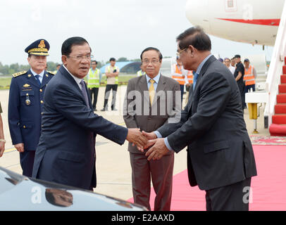 Phnom Penh Cambogia. Il 18 giugno, 2014. Primo ministro cambogiano Hun Sen (L, anteriore) arriva in Phnom Penh Cambogia, 18 giugno 2014. Primo ministro cambogiano Hun Sen non era malato durante la sua storica visita di tre giorni in Bangladesh, un alto funzionario governativo ha detto Mercoledì. © Sovannara/Xinhua/Alamy Live News Foto Stock