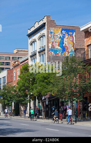 Canada, Provincia di Quebec, Montreal, Saint Laurent Boulevard, il principale, murale e ciclisti Foto Stock