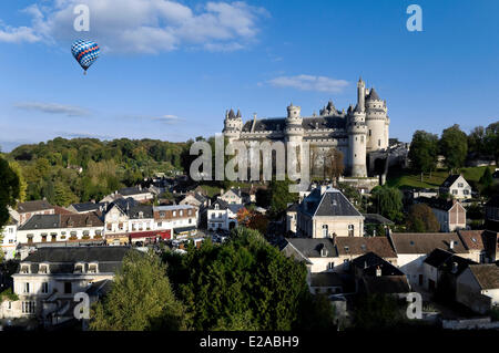 Francia, Oise, Pierrefonds, il palloncino volo sopra il castello di Pierrefonds gestiti dal centro di monumenti nazionali di Francia e Foto Stock