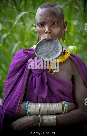 Suri è il nome di una tribù sedentarie nella parte sud-ovest dell Etiopia. Foto Stock
