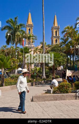 Messico, Sinaloa stato, Mazatlan, la piazza principale e la cattedrale in background Foto Stock