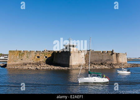 Francia, Morbihan, Lorient, Port Louis citadel modificati da Vauban all'entrata del porto di Lorient Foto Stock