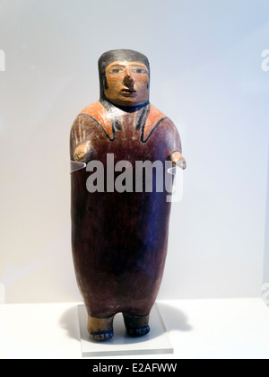 Statuetta femminile nasca periodo classico 1 - 800 D.C. Museo de Arte Precolombino, Cusco - Perù figurine femminili erano abbastanza comuni tra i popoli antichi. Essi costituiscono oggetti di rito propiziatorio e carattere, nonché di alto valore simbolico. Notevole è anche la loro bellezza individuale risultanti dalla primitiva design e semplicità di composizione. Questo pezzo rappresenta piacevoli personaggi femminili, felice e di un modo un po' scherzoso irridere la natura per cui un assenza di complementi concede evidente serenità. Foto Stock