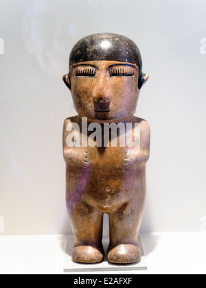 Statuetta femminile nasca periodo classico 1 - 800 D.C. Museo de Arte Precolombino, Cusco - Perù figurine femminili erano abbastanza comuni tra i popoli antichi. Essi costituiscono oggetti di rito propiziatorio e carattere, nonché di alto valore simbolico. Notevole è anche la loro bellezza individuale risultanti dalla primitiva design e semplicità di composizione. Questo pezzo rappresenta piacevoli personaggi femminili, felice e di un modo un po' scherzoso irridere la natura per cui un assenza di complementi concede evidente serenità. Foto Stock