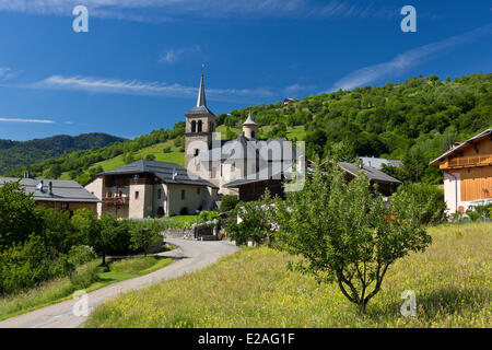 Francia, Savoie, Valle Tarentaise, Aigueblanche, barocca del XVII secolo la chiesa di St Martin in frazione Villargerel, vista sul Foto Stock