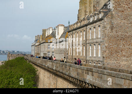 Francia, Ille et Vilaine, Saint Malo, passeggiata sui bastioni Foto Stock