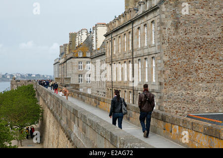 Francia, Ille et Vilaine, Saint Malo, passeggiata sui bastioni Foto Stock