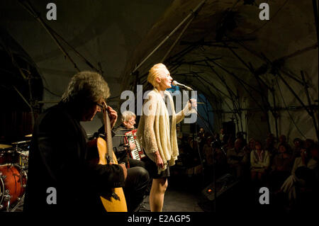 Varsavia, Polonia. 17 Giugno, 2014. Un ben frequentato Concerto di poesia cantata con maestro della chitarra acustica, Janusz Strobel e acclamato pianista jazz Andrzej Jagodzinski sulla fisarmonica, è stata presentata nelle cantine della chiesa camaldolese a Varsavia il martedì notte. La poetica di canzoni, resi dal cantante Anna Stankiewicz, evocando chanson francese e fado portoghese, sono ancora apprezzato dalle generazioni più anziane. Credito: Henryk Kotowski/Alamy Live News Foto Stock