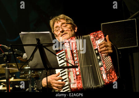 Varsavia, Polonia. 17 Giugno, 2014. Un ben frequentato Concerto di poesia cantata con maestro della chitarra acustica, Janusz Strobel e acclamato pianista jazz Andrzej Jagodzinski sulla fisarmonica, è stata presentata nelle cantine della chiesa camaldolese a Varsavia il martedì notte. La poetica di canzoni, resi dal cantante Anna Stankiewicz, evocando chanson francese e fado portoghese, sono ancora apprezzato dalle generazioni più anziane. Credito: Henryk Kotowski/Alamy Live News Foto Stock