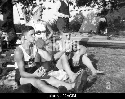 Gli atleti in tedesco avente una pausa alle Olimpiadi di Berlino nel 1936. Foto Stock