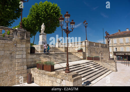 Francia, GERS, AUCH, fermata su El Camino de Santiago, Place de la Libération, statua del fratello Economo Antoine Megret d'Etigny Foto Stock