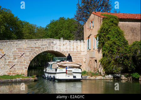 Francia, Aude, navigazione sul Canal du Midi, elencato come patrimonio mondiale dall UNESCO, Pigasse bridge Foto Stock