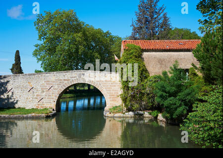 Francia, Aude, navigazione sul Canal du Midi, elencato come patrimonio mondiale dall UNESCO, Pigasse bridge Foto Stock