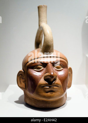 Scolpita la bottiglia - rappresentazione di un singolo individuo Mochica periodo classico 1 - 800 D.C. Museo de Arte Precolombino, Cusco - Perù è il Mochica che propongono e introdurre un cambiamento radicale nell'arte della ceramica, il raggiungimento di elevati livelli di lavoro scultoreo e l'applicazione di disegno pittorico. Vi è presente nelle loro produzioni, un ostentato visualizzazione di abilità naturale. A causa di esso, ine può familiarizzare con le persone di quel tempo, scoprire l'ambiente, approccio una comprensione del loro mondo, intime convinzioni e la dogana. Grazie alla ceramica, realistica e profonda Foto Stock