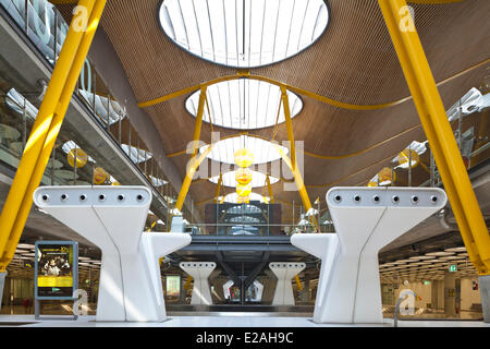 Spagna, Madrid, aeroporto internazionale di Madrid Barajas, terminale 4 dall'architetto britannico Richard Rogers Foto Stock