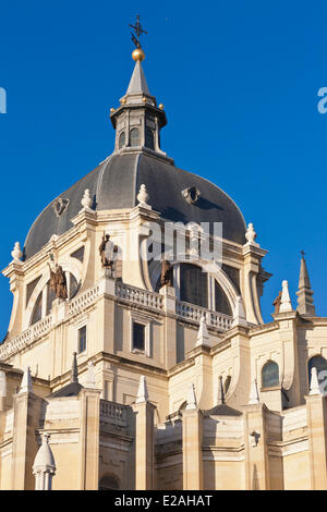 Spagna, Madrid, Cattedrale di Almudena (Santa Maria la Real de La Almudena) costruita tra il 1883 e il 1984 e si trova nella parte anteriore del Foto Stock