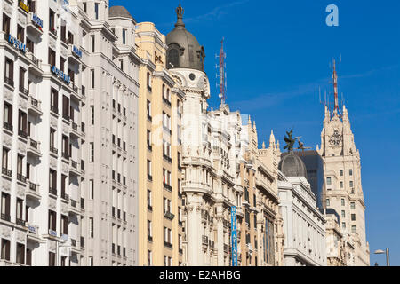 Spagna, Madrid, la Gran Via, il centro cittadino di arteria principale con gli edifici dei primi del novecento, Edificio Telefonica di architetto Foto Stock