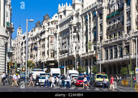 Spagna, Madrid, Gran Via, all'inizio di questo centro di arteria principale con gli edifici dei primi del novecento Foto Stock