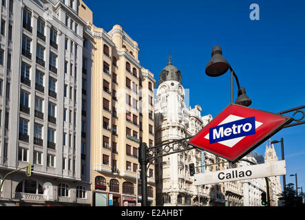 Spagna, Madrid, la Gran Via, il centro cittadino di arteria principale con gli edifici dei primi del novecento e la stazione della metropolitana di Callao Foto Stock