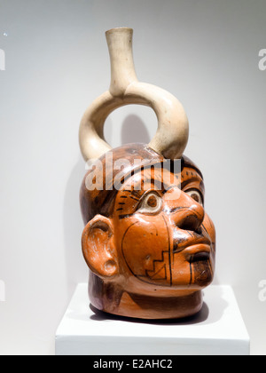 Scolpita la bottiglia - rappresentazione di un singolo individuo Mochica periodo classico 1 - 800 D.C. Museo de Arte Precolombino, Cusco - Perù è il Mochica che propongono e introdurre un cambiamento radicale nell'arte della ceramica, il raggiungimento di elevati livelli di lavoro scultoreo e l'applicazione di disegno pittorico. Vi è presente nelle loro produzioni, un ostentato visualizzazione di abilità naturale. A causa di esso, ine può familiarizzare con le persone di quel tempo, scoprire l'ambiente, approccio una comprensione del loro mondo, intime convinzioni e la dogana. Grazie alla ceramica, realistica e profonda Foto Stock