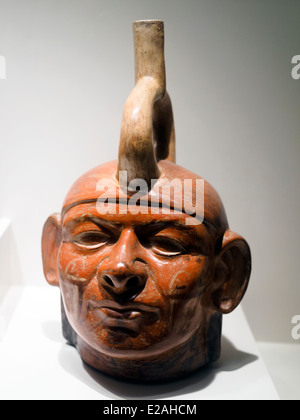 Scolpita la bottiglia - rappresentazione di un singolo individuo Mochica periodo classico 1 - 800 D.C. Museo de Arte Precolombino, Cusco - Perù è il Mochica che propongono e introdurre un cambiamento radicale nell'arte della ceramica, il raggiungimento di elevati livelli di lavoro scultoreo e l'applicazione di disegno pittorico. Vi è presente nelle loro produzioni, un ostentato visualizzazione di abilità naturale. A causa di esso, ine può familiarizzare con le persone di quel tempo, scoprire l'ambiente, approccio una comprensione del loro mondo, intime convinzioni e la dogana. Grazie alla ceramica, realistica e profonda Foto Stock