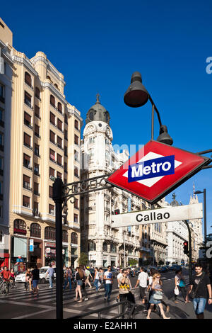 Spagna, Madrid, la Gran Via, il centro cittadino di arteria principale con gli edifici dei primi del novecento e la stazione della metropolitana di Callao Foto Stock