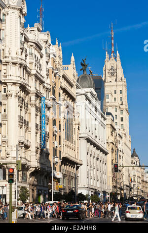 Spagna, Madrid, la Gran Via, il centro cittadino di arteria principale con gli edifici dei primi del novecento, Edificio telefonica dall'architetto Foto Stock