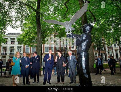 L'Aia, Paesi Bassi. 17 Giugno, 2014. Dutch King Willem-Alexander (3-L) guarda un artpiece che è parte dell'esposizione di scultura denominata 'Grandezza - francese Arte Scultura da Laurens fino ad ora' alla street Lange Voorhout all'Aia, Paesi Bassi, 17 giugno 2014. Foto: RPE-Albert Nieboer - nessun filo servizio/dpa/Alamy Live News Foto Stock