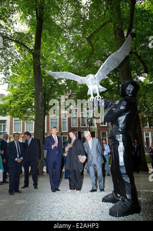 L'Aia, Paesi Bassi. 17 Giugno, 2014. Dutch King Willem-Alexander (3-L) guarda un artpiece che è parte dell'esposizione di scultura denominata 'Grandezza - francese Arte Scultura da Laurens fino ad ora' alla street Lange Voorhout all'Aia, Paesi Bassi, 17 giugno 2014. Foto: RPE-Albert Nieboer - nessun filo servizio/dpa/Alamy Live News Foto Stock