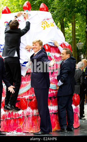 L'Aia, Paesi Bassi. 17 Giugno, 2014. Re Willem-Alexander dei Paesi Bassi (C) e artista Vincent Olinet (L) svelano un artpiece che è parte dell'esposizione di scultura denominata 'Grandezza - francese Arte Scultura da Laurens fino ad ora' alla street Lange Voorhout all'Aia, Paesi Bassi, 17 giugno 2014. Foto: RPE-Albert Nieboer - nessun filo servizio/dpa/Alamy Live News Foto Stock