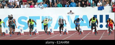 Ostrava, Repubblica Ceca. 17 Giugno, 2014. Justin Gatlin DA STATI UNITI D'AMERICA (terza forma destra) compete per vincere gli uomini 100m gara al Golden Spike meeting di atletica a Ostrava, Repubblica Ceca, Martedì, 17 giugno 2014. Credito: Petr Sznapka/CTK foto/Alamy Live News Foto Stock